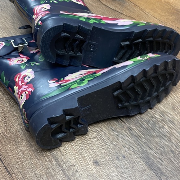 Women’s Rain Boots - Picture 5 of 6